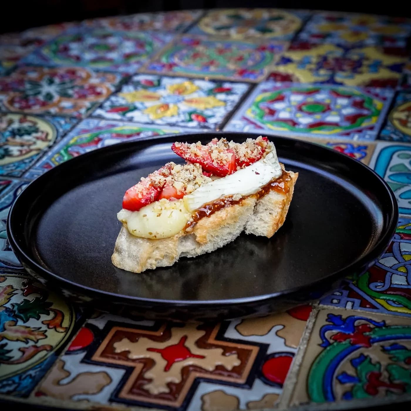Pintxo se sýrem a jahodou